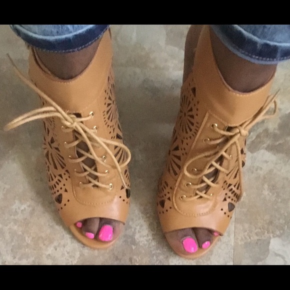 FIRM Laser Lace Up Cut Caged Peep Toe Heels NIB - Picture 2 of 6